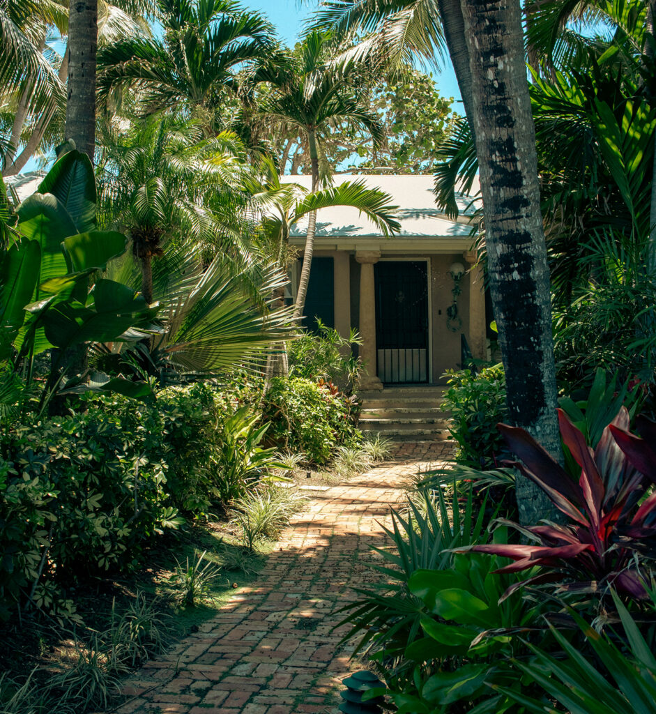 Eastern Exterminating Florida Lush Landscaping and Lawn Care Fertilization